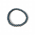 Bracelet hématite 6 mm sur fond blanc, perles rondes gris métallisé aux reflets acier pour concentration posée, structure intérieure et lucidité