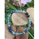Bracelet Intuition 6 mm sur tranche de bois avec champignon et herbe, reflets bleus irisés pour guidance intérieure et réflexion sereine