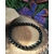 Bracelet obsidienne œil céleste 6 mm sur rondin de bois avec papillon bleu et brins d’herbe, perles noires irisées, introspection, recentrage et discernement."