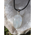 Pendentif labradorite blanche ovale sertie en argent 925 sur cordon noir, posé sur amas de quartz blanc en extérieur, pierre naturelle associée à l’intuition, à la douceur et à l’harmonie intérieure.