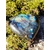 Cœur en labradorite aux reflets bleu électrique posé sur mousse et granit en Bretagne, en pleine nature, pour protéger l’énergie, apaiser le mental et stimuler l’intuition.