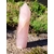 Pointe de quartz rose facettée posée sur rocher et mousse en pleine nature, pour inviter à la douceur, apaiser le cœur et encourager l’amour de soi