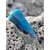 Pendule en apatite bleue posé sur un rocher couvert de balanes, en décor côtier breton aux tons minéraux, photo prise en Bretagne, évoquant intuition, apaisement émotionnel et clarté intérieure.