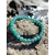 Bracelet amazonite 6 mm sur rochers bretons au bord de l’eau, perles bleu-vert en pierre naturelle, apaisement émotionnel et communication fluide