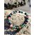 Bracelet chakra cœur 6 mm en agate mousse et tourmaline melon d’eau sur rochers en Bretagne près de l’eau, harmonie affective, douceur du cœur et apaisement intérieur
