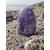 Lépidolite forme libre violette posée sur roche bretonne en bord de mer, pierre naturelle associée au calme intérieur, au recentrage et à la douceur émotionnelle.