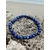 Bracelet Lapis Lazuli 6 mm posé sur roche marine couverte de petits coquillages, perles bleu outremer naturelles, confiance intérieure et expression sincère.