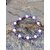 Bracelet Lépidolite Kunzite sur rocher en Bretagne, perles violettes et roses en pierres naturelles, apaisement émotionnel et douceur intérieure.