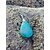 Pendentif malachite naturelle en forme goutte sur rochers de Bretagne, pierre verte aux bandes profondes, protection, transformation et ancrage.