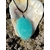 Pendentif Amazonite du Pérou posé sur coquillage en bord de mer, pierre bleu-vert pour douceur et apaisement émotionnel.