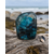 Forme libre Labradorite aux reflets turquoise sur bois flotté en bord de mer breton, avec coquillages pour intuition calme.