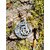 Pendentif Triquetra Lune argent 925 sur écorce et mousse, symbole celtique ajouré avec croissant lunaire.