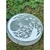 Plateau rond en sélénite motif lune et arbre, posé dans l’herbe, support de purification et rechargement des pierres