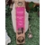 Boîte d’encens organique « Descarga Total / Total Discharge » (smudge sticks) pour rituel de purification, posée sur gazon, adossée à une sélénite, avec une petite décoration rose à côté — packaging rose/beige, fond naturel.