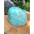 Pierre Amazonite bleu-vert sur rondin de bois en Bretagne, marbrures claires et ambiance minérale douce.