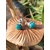 Clous d’oreilles argent, cabochons apatite bleu lagon posés sur bois — favorise expression et écoute, confiance
