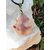 Pendentif goutte agate fleur de cerisier sur géode blanche, cordon noir – reflets chauds, évoque joie, optimisme, confiance.