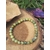 Bracelet serpentine verte 6 mm sur rondin de bois, décor nature et papillon, apaisement et recentrage.