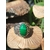 Bague femme en argent 925 filigrané avec cabochon de malachite, posée sur champignon en forêt – ancrage et ouverture du cœur (lithothérapie)