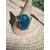 Bague argent 925 apatite bleue, présentoir conique sur tranche de bois — chakra gorge, expression de soi, sérénité.