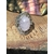 Bague en quartz rose monture en argent 925 posée sur du bois, lumière naturelle aux nuances pastel, ambiance douce et apaisante évoquant amour, tendresse et harmonie du cœur