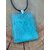 Zoom sur pendentif en fluorite verte rectangulaire monté sur cordon noir, fond bois naturel, pierre naturelle associée au recul, à la fraîcheur mentale et à l’harmonie intérieure.