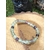 Bracelet fluorite verte et violette en pierres naturelles posé sur rondin de bois, bijou de lithothérapie Magic Gaïa pour clarté mentale et équilibre émotionnel.