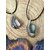 Pendentif agate du Botswana sur cordon noir, présenté sur tissu beige aux tons naturels pour douceur intérieure et stabilité émotionnelle