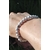 Bracelet howlite blanche 6 mm porté au poignet sur fond sombre, perles blanches veinées de gris pour calme du cœur, retenue émotionnelle et sérénité