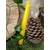 Bougie jaune décor nature (bois, pomme de pin, lierre, mousse), clarté, joie, énergie solaire.