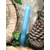 Bougie bleue fine dans un décor nature (bois, pomme de pin, lierre, mousse), apaise et aide à s’exprimer.