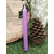 Bougie violette fine dans un décor nature (rondin de bois, pomme de pin, lierre, mousse), invite à l’intuition, au calme, au recentrage.