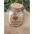 Bougie parfumée jasmin en cire de soja, pot en verre avec couvercle liège, sur tranche de bois avec herbes, douceur, apaisement, sérénité, cocooning.