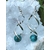 Boucles d’oreilles spirales argentées avec perles d’apatite bleue posées sur géode, clarté, motivation, communication.