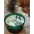 Bougie jade menthe-citron en cire de soja, pot en verre vert, mèche en bois, éclats de jade et fleurs séchées; décor hivernal avec sapin lumineux et cristaux.
