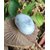 Pierre roulée howlite blanche veinée de gris sur champignon en bois, décor végétal en arrière-plan, pierre naturelle associée à l’apaisement, à la clarté d’esprit et à la sérénité intérieure.