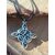 Collier avec pendentif nœud de sorcière photographié en Bretagne, symbole celtique argenté sur cordon noir pour protection et lien spirituel
