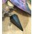 Pendule en shungite noire sur rondin de bois, décor naturel witchy, chaîne argentée, radiesthésie/divination, ancrage, protection, purification, clarté mentale, apaisement • Magic Gaïa