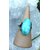 Bague réglable en argent avec cabochon de larimar bleu, posée sur un présentoir conique devant des cristaux givrés, pour apaiser, clarifier et inviter la douceur.