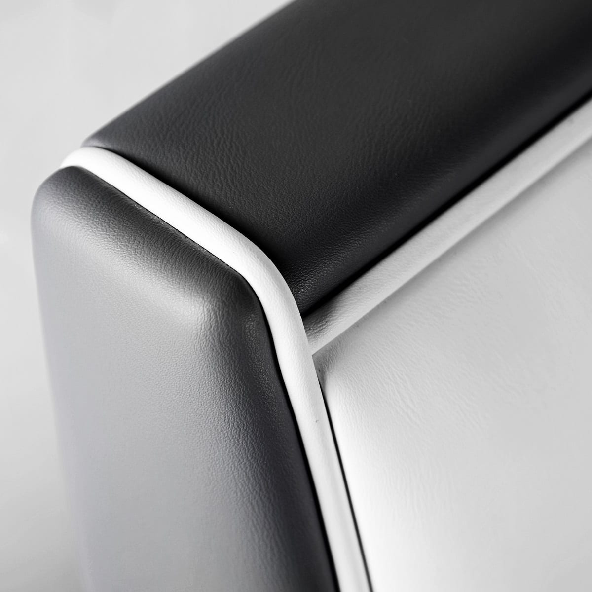 banquette dangle vintage en éco-cuir blanc et noir