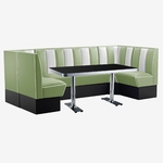 banquettes de fast-food en U vinyle vert et blanc et table rétro chromée