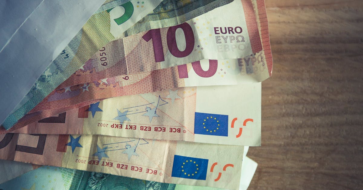 billet de 50 euros sur une table en bois marron