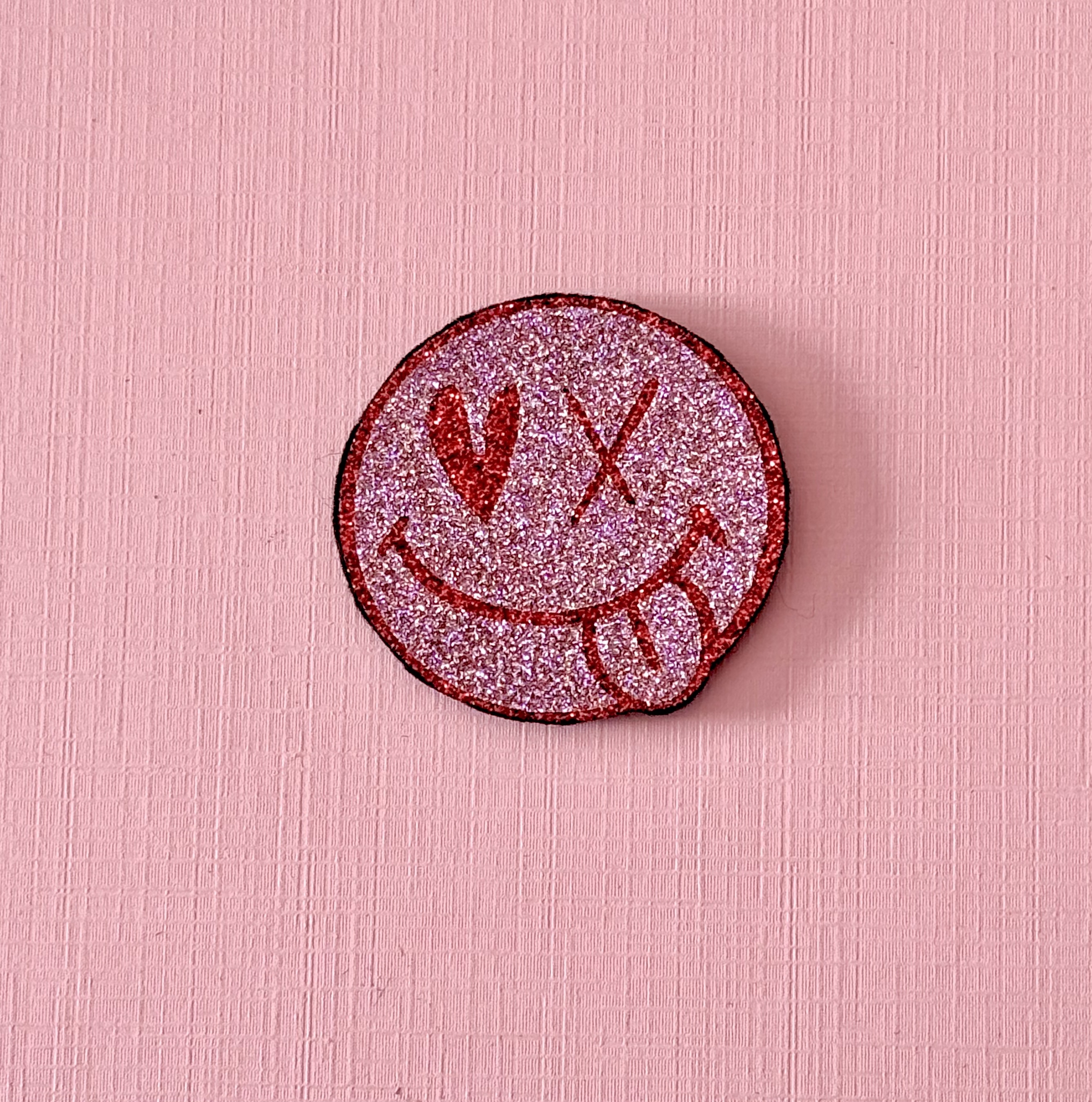 broche love face
