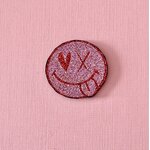 broche love face