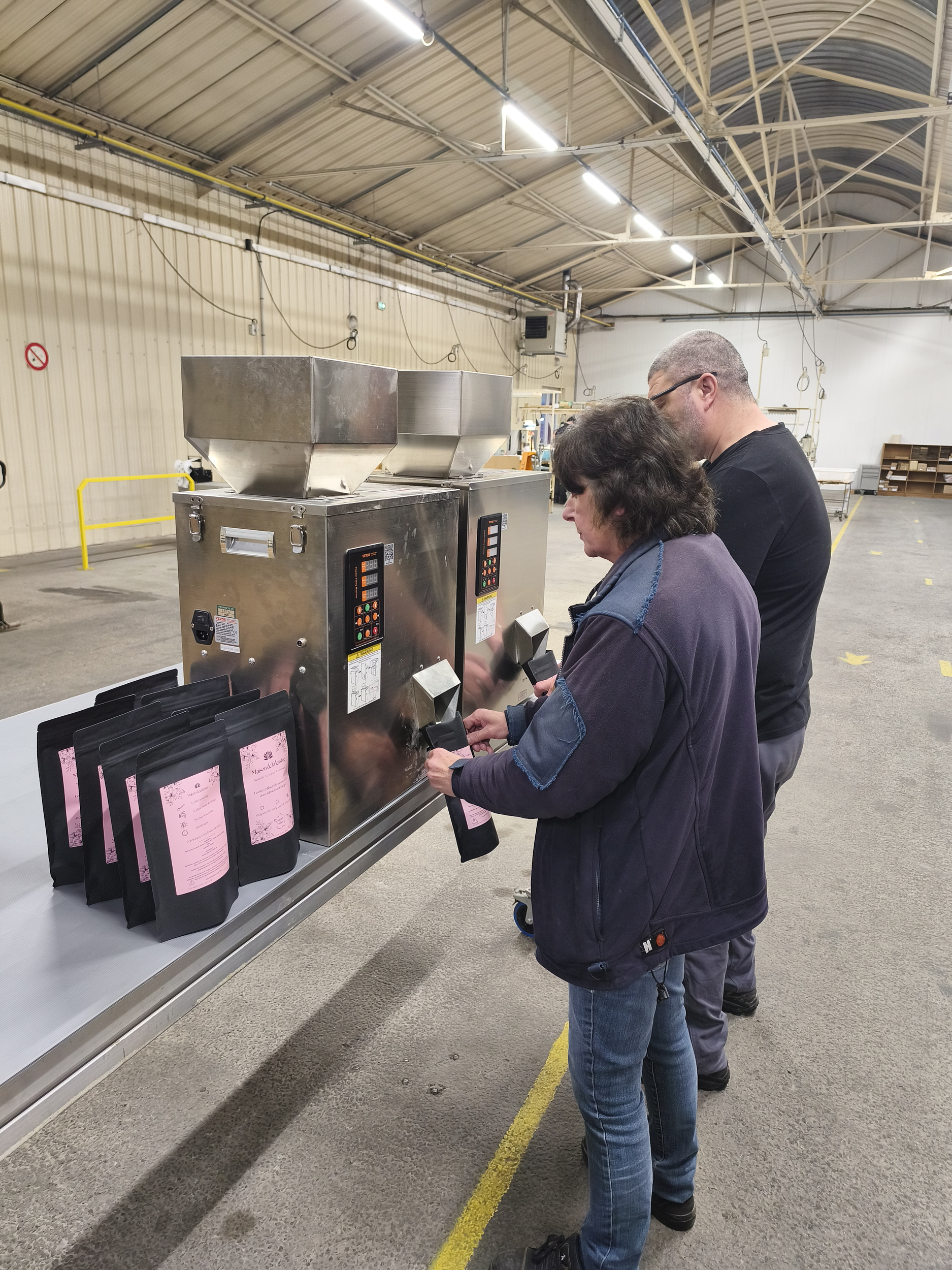 Équipe AAPH de Donchery en train d'étiqueter les sachets de lessive naturelle Maison de la Lessive