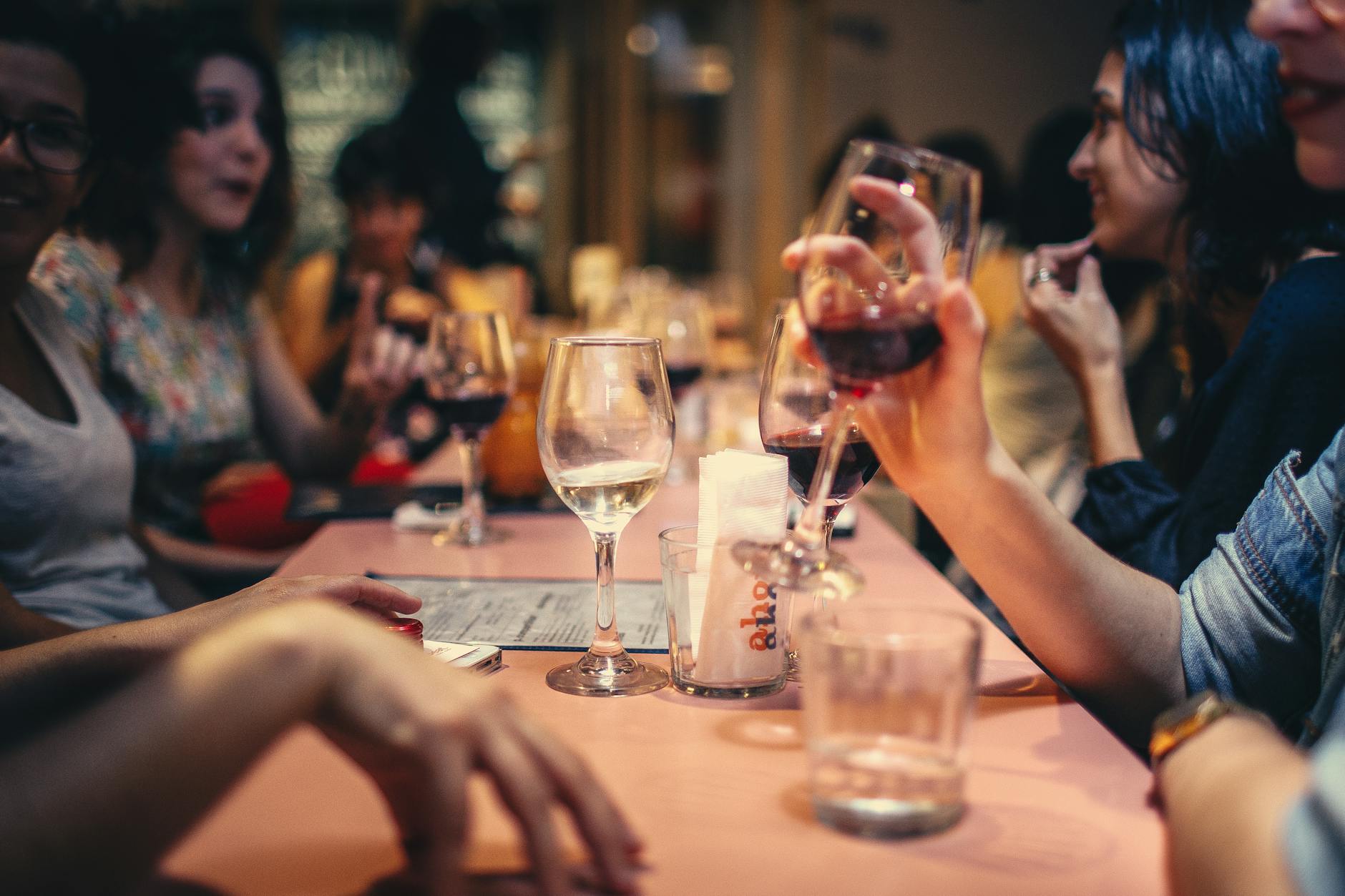 les gens boivent de l alcool et parlent sur la table a manger photo en gros plan