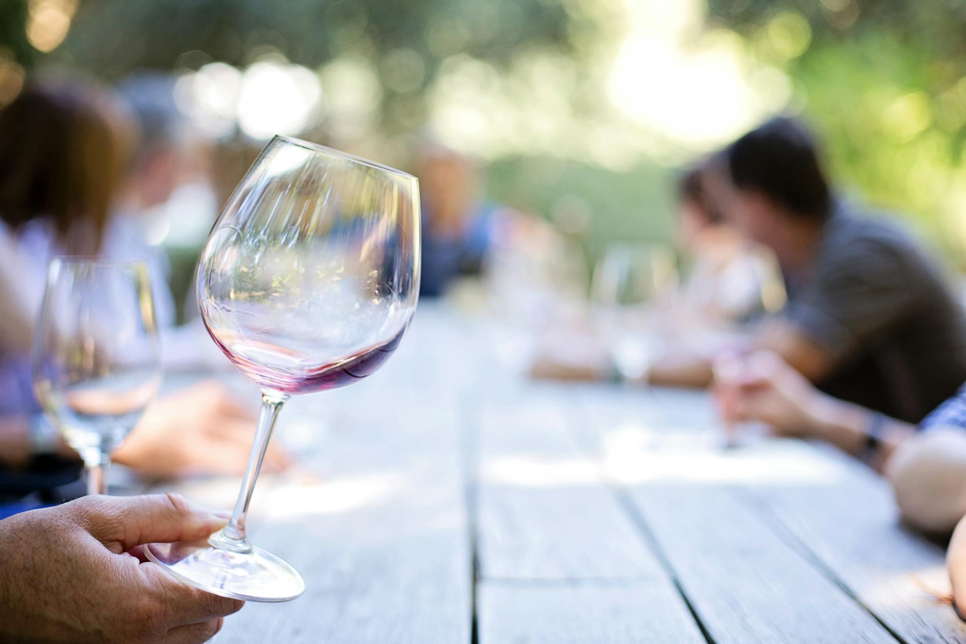 verre a vin transparent a longue tige