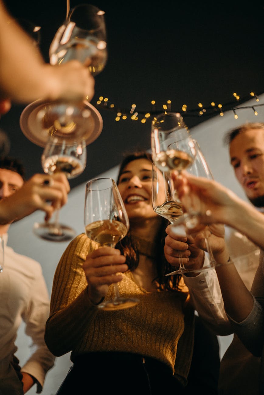 les gens applaudissent avec des verres a vin