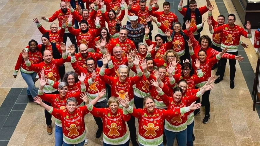 Personalisierte Weihnachtspullover für Unternehmen – Beispiel