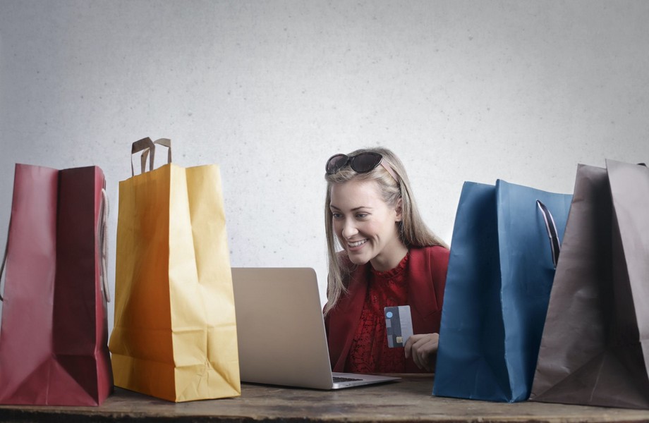 femme qui fait du shopping depuis son ordinateur